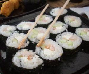 Puzzle Ιαπωνικά τροφίμων με chopsticks, είναι γνωστή ως maki επειδή είναι σούσι έλασης με φύκια